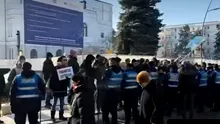După Iași, premierul Ilie Bolojan este huiduit și la Botoșani: „Huo! La Oradea cu tine!”. Se scandează și „Jandarmeria apără hoția!”. Revoltă și împotriva șefului Consiliului Județean al PNL: „Hoții!”