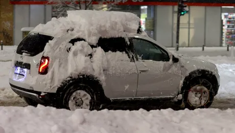 Șoferii care nu își curăță mașinile de zăpadă vor fi amendați. Codul Rutier 2026 prevede sancțiuni uriașe