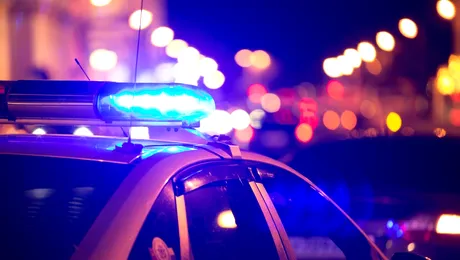 A montat girofaruri și sirenă pe mașină ca să se strecoare prin trafic. Dar a dat peste autospeciala poliției și a rămas fără permis