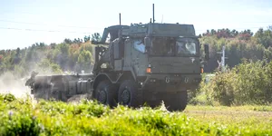 Armata cumpără autocamioane cu platformă și tracțiune integrală: licitație de peste 7,8 milioane lei la Pitești
