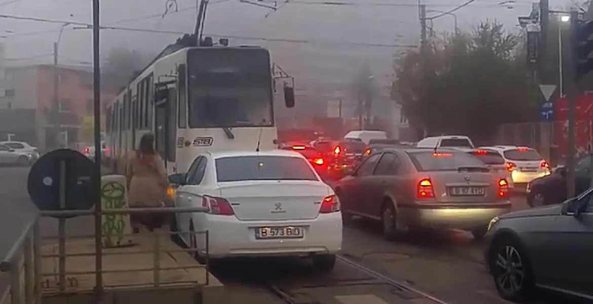 O femeie care depăşeşte coloana de maşini pe contrasens se întâlneşte cu tramvaiul. Videoclip viral