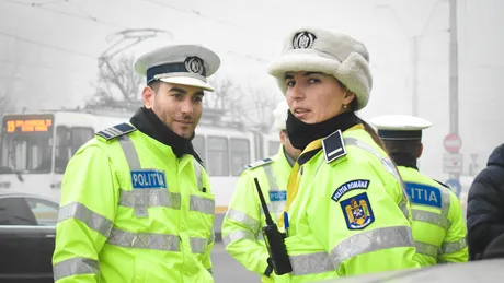 Poliția a început „vânarea” șoferilor care depășesc coloana la semafor