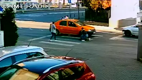 Un taximetrist loveşte două tinere pe trecerea de pietoni şi încearcă să le cumpere cu o sută lei [VIDEO]
