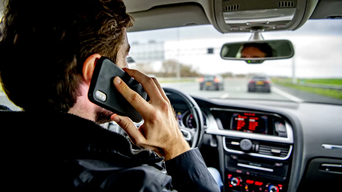 Codul Rutier 2025: Se suspendă permisul dacă ești filmat cu telefonul la ureche?