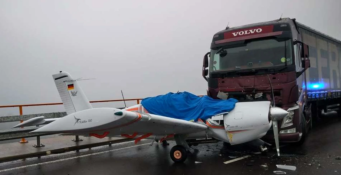 Accident bizar în Germania. Un șofer român a intrat cu TIR-ul într-un avion