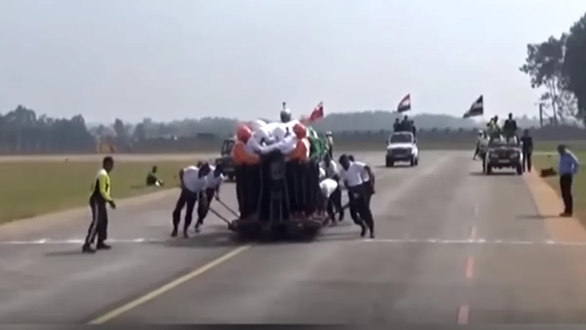 Câţi indieni încap pe o motocicletă? Nu este banc - VIDEO