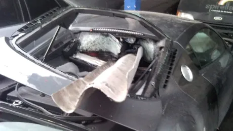 Audi R8 distrus de un parapet