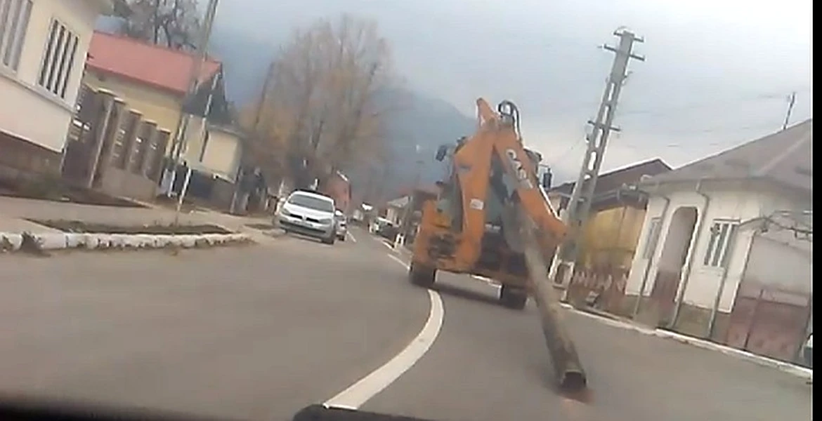 Imagini incredibile cu un excavator care târăște o țeavă de metal pe șosea – VIDEO