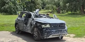 Video – VW Touareg a supraviețuit exploziei unei rachete balistice în Ucraina. SUV-ul a pornit și a plecat pe roți după atac
