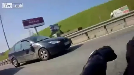 Motociclist vs. maşină. Cine e vinovat? VIDEO