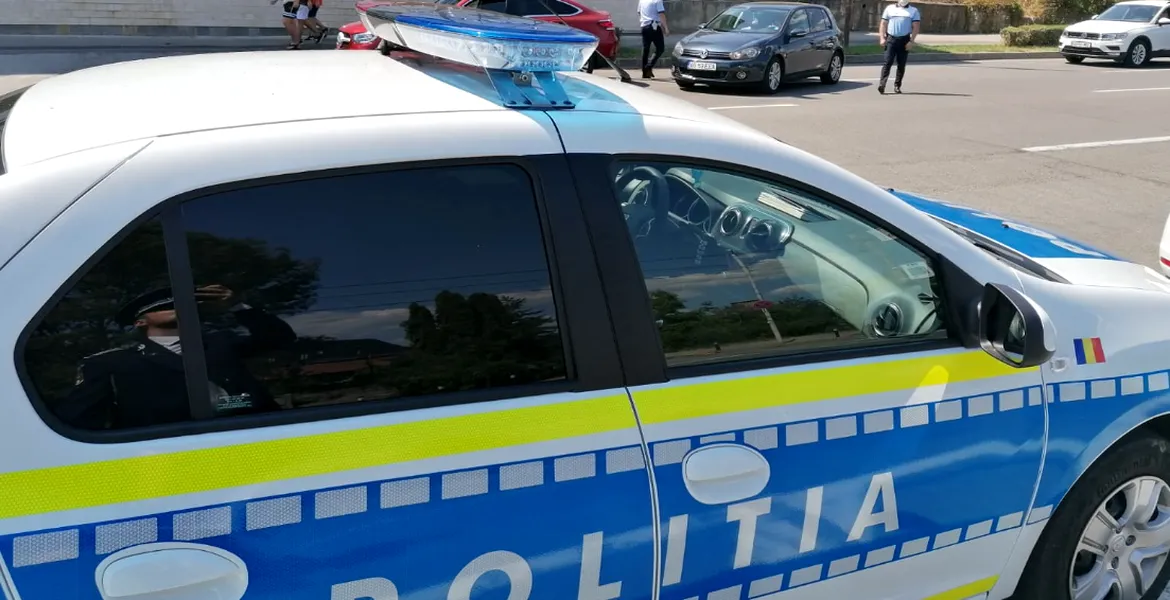 Un tânăr s-a luat la întrecere cu maşina Poliţiei. Cum s-a terminat cursa?