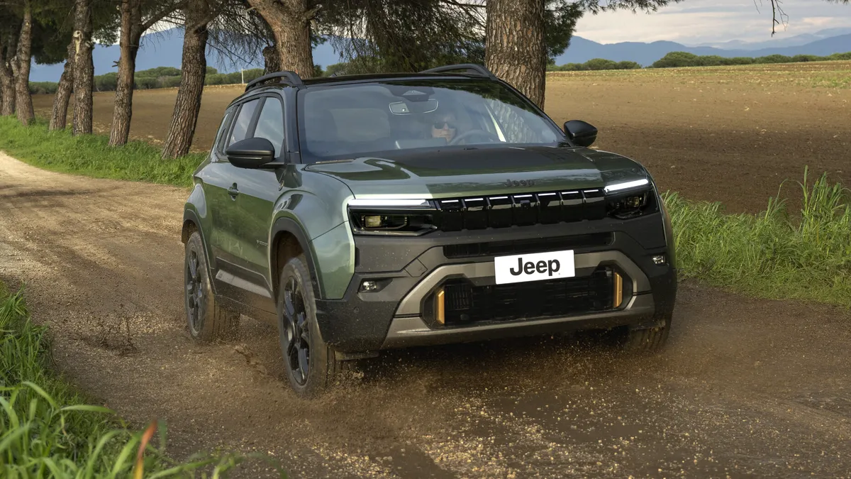 Jeep Avenger se pregătește de lansarea în Brazilia. Compania prezintă două exemplare unicat înainte de debut