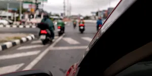 Video – Este legal să te strecori cu motocicleta printre mașini? Un instructor moto explică zona gri din legislația rutieră