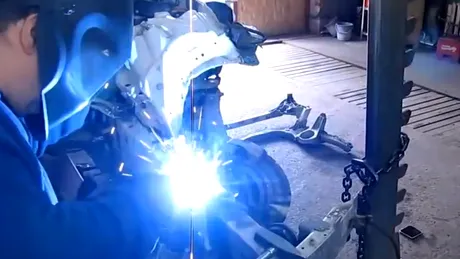 Cum repară un mecanic rus un BMW Seria 7 grav accidentat - VIDEO
