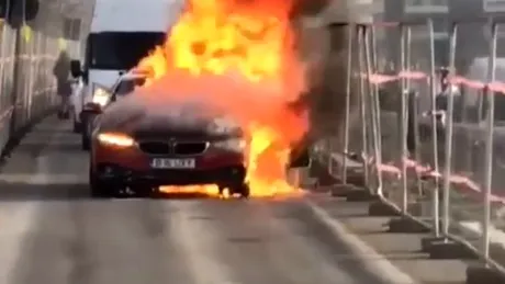 BMW în flăcări pe o stradă aglomerată. Momente de panică în București
