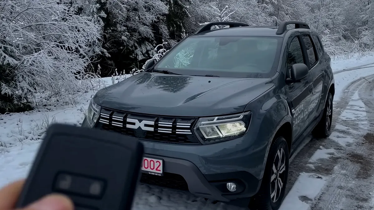 Dacia Duster arată din ce în ce mai bine după noile actualizări. SUV-ul românesc a fost filmat pe zăpadă  - VIDEO
