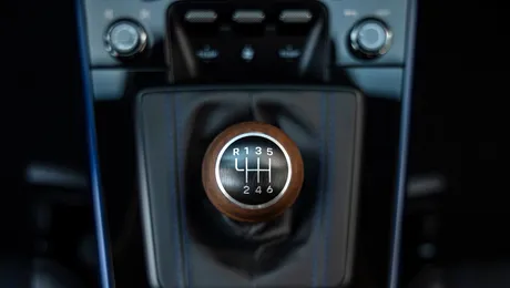 Porsche dezvoltă o cutie de viteze care permite trecerea de la modul manual la cel automat. Care sunt similaritățile cu transmisia Koenigsegg?