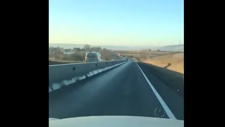 Mașina surprinsă pe contrasens, în drum spre Brașov. Detaliul care i-a salvat viața acestui șofer -  VIDEO