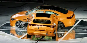 <span class='prepend'>Foto & Video |</span> Mercedes-Benz a accidentat două modele CLA noi. Cum s-au descurcat în cazul unui impact la 56 km/h?