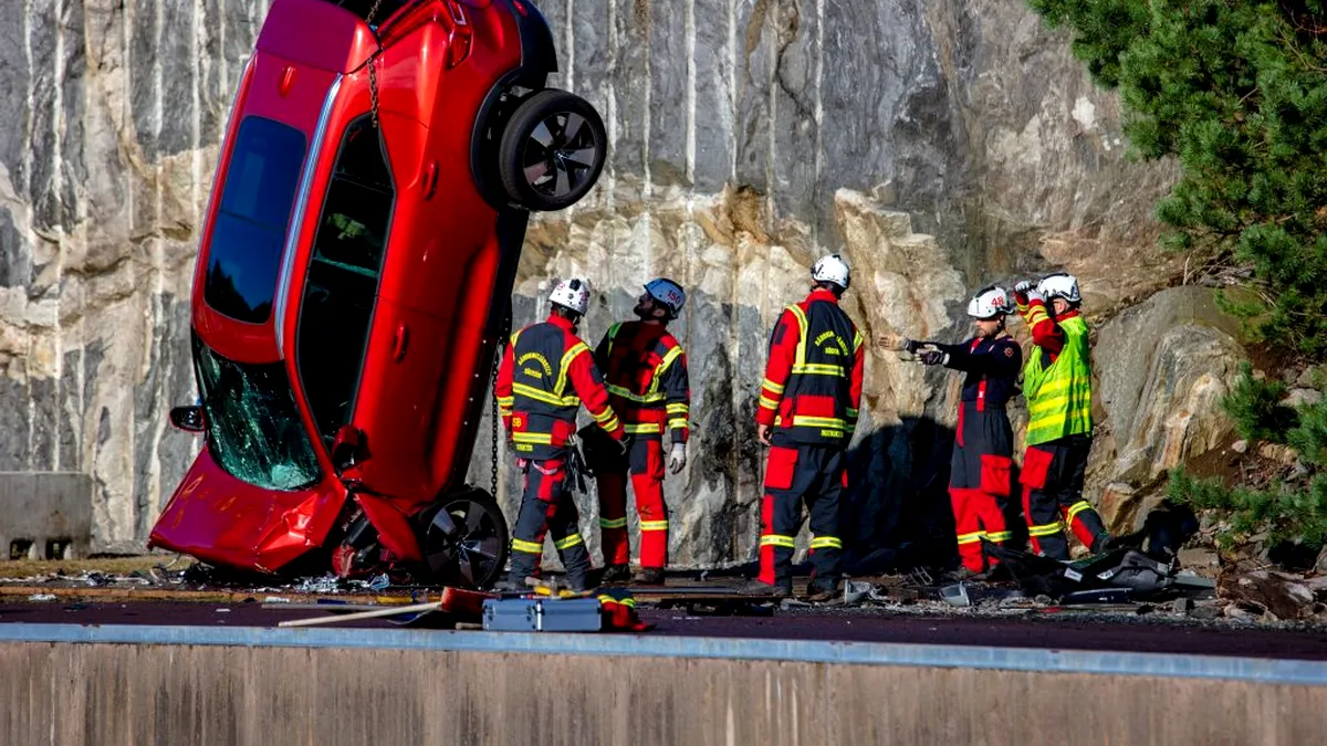 Motivul pentru care Volvo a distrus 10 mașini aruncându-le de la o înălțime de 30 de metri