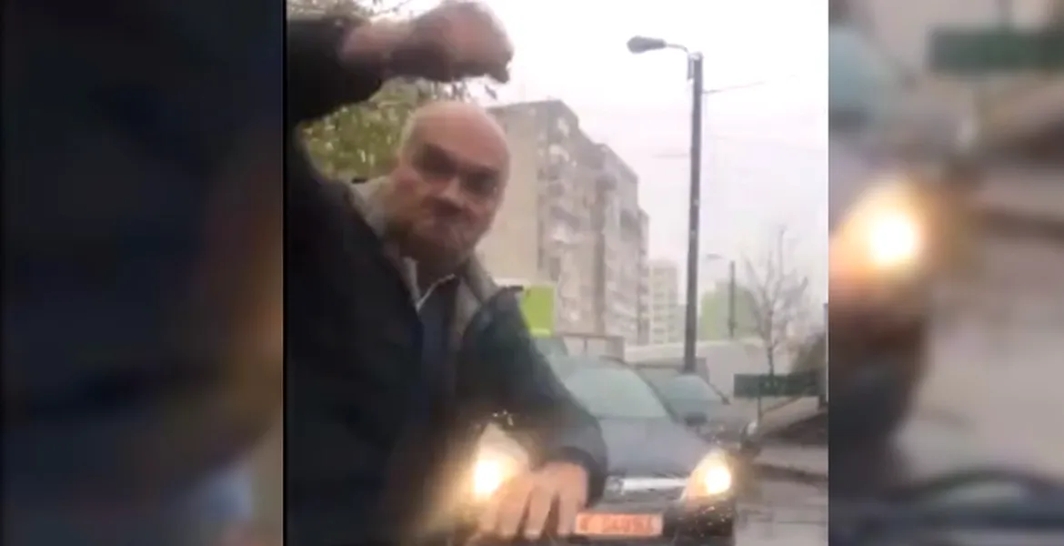 VIDEO Atenţie, români, cefe late în trafic. I-a făcut praf parbrizul cu un pumn de fiară turbată