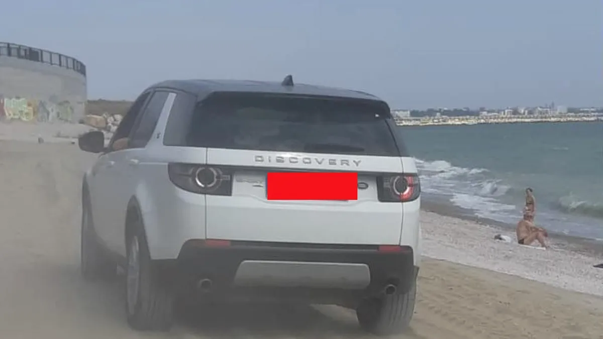 Maşină suprinsă în weekend pe o plajă din Constanţa. 