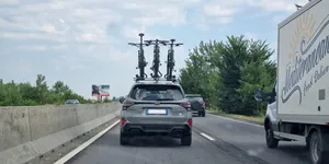 Cod Rutier 2026: Ai voie să circuli cu bicicleta montată pe plafon? Care e limita de înălțime