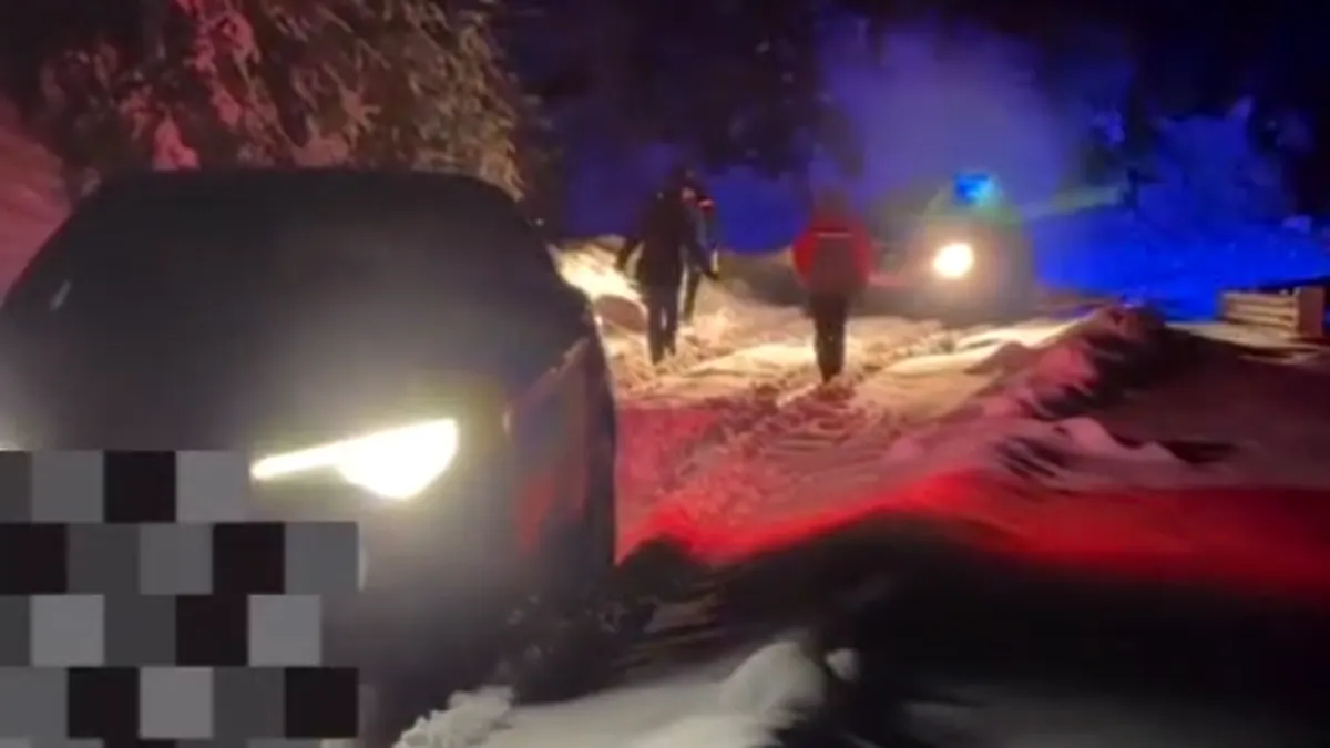 Video: Turiști din București, sprijiniți de jandarmii montani după ce au rămas blocați cu o Alfa Romeo Stelvio