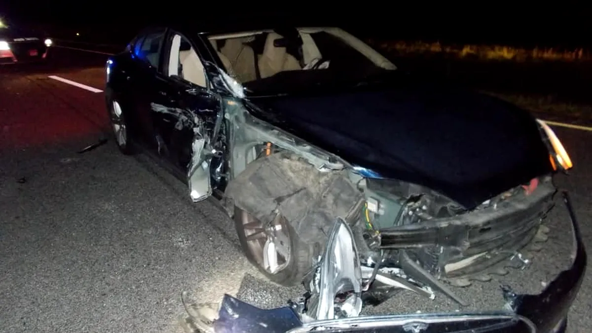 Tesla Autopilot o comite din nou: accident cu o mașină de poliție