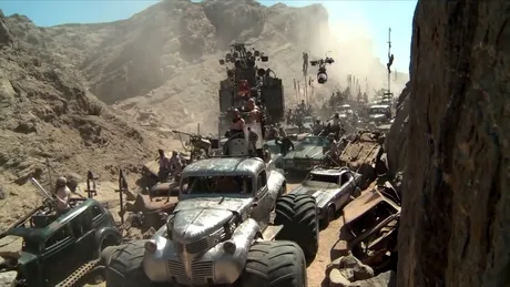 Spectacolul din spatele camerei: cum au fost filmate scenele tari din Mad Max: Fury Road. VIDEO