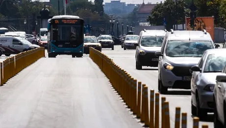 Cum se respectă legea București: În 60 de minute, pe banda de autobuz au circulat 65 de mașini și motociclete