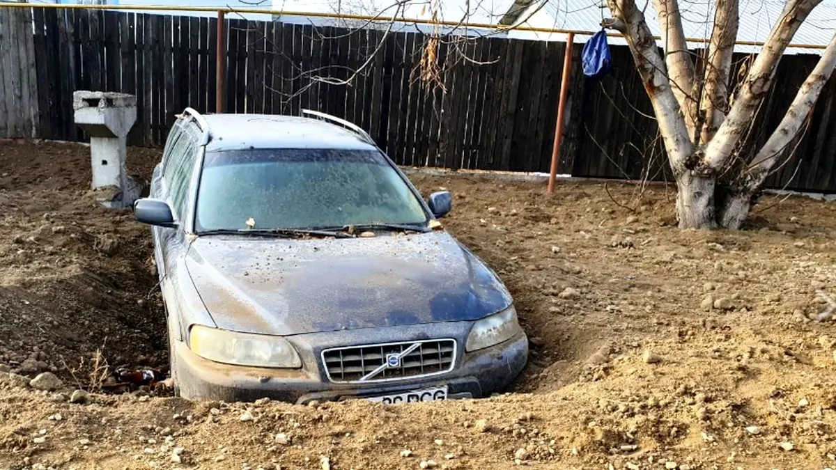 Maşină îngropată de lucrătorii de la drumuri din Focşani - FOTO