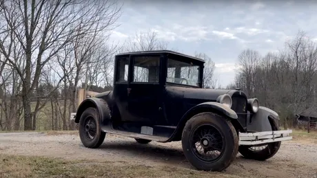 O mașină de epocă, care a stat parcată timp de 83 de ani, a fost readusă la viață - VIDEO