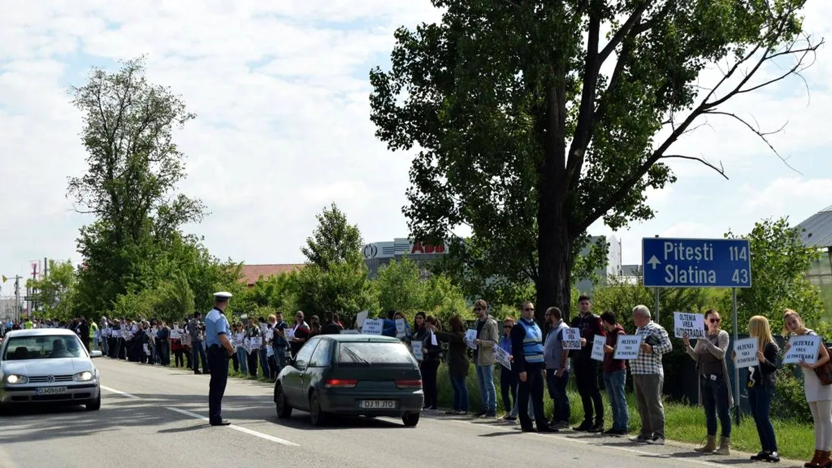 Doar în România: lanţ uman pentru construcţia unei autostrăzii care tot întârzie - FOTO