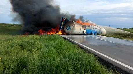 Imagini apocaliptice pe o șosea din România. O cisternă s-a răsturnat și a explodat
