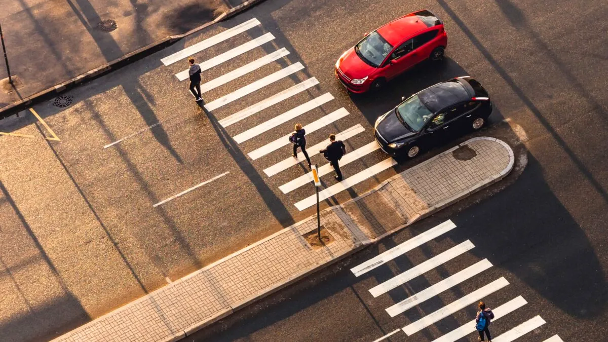 Cum se acordă prioritate pe trecerea de pietoni pe un drum cu 3 benzi de circulație pe sens