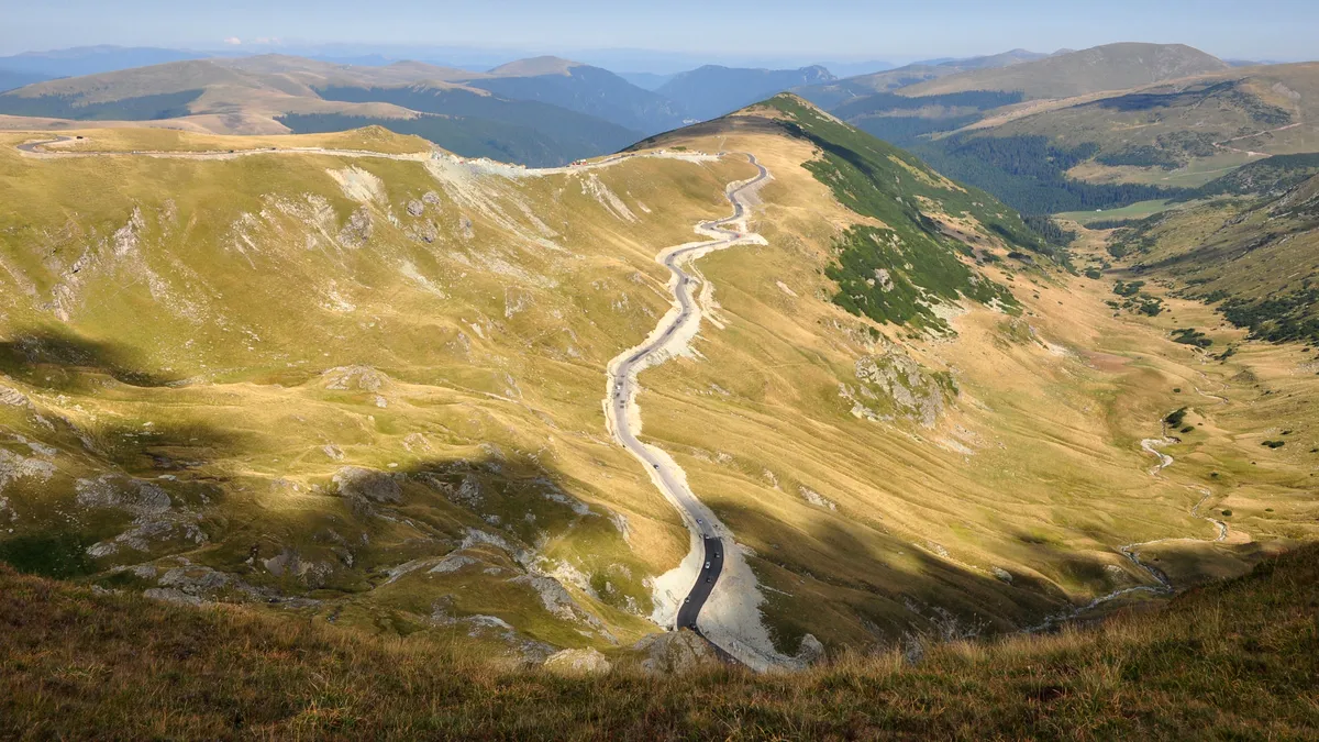 Veşti pentru cei care vor să meargă pe Transalpina luna asta. În ce zile va fi închisă circulaţia