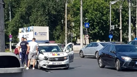O mașină de poliție și o salvare s-au ciocnit în București