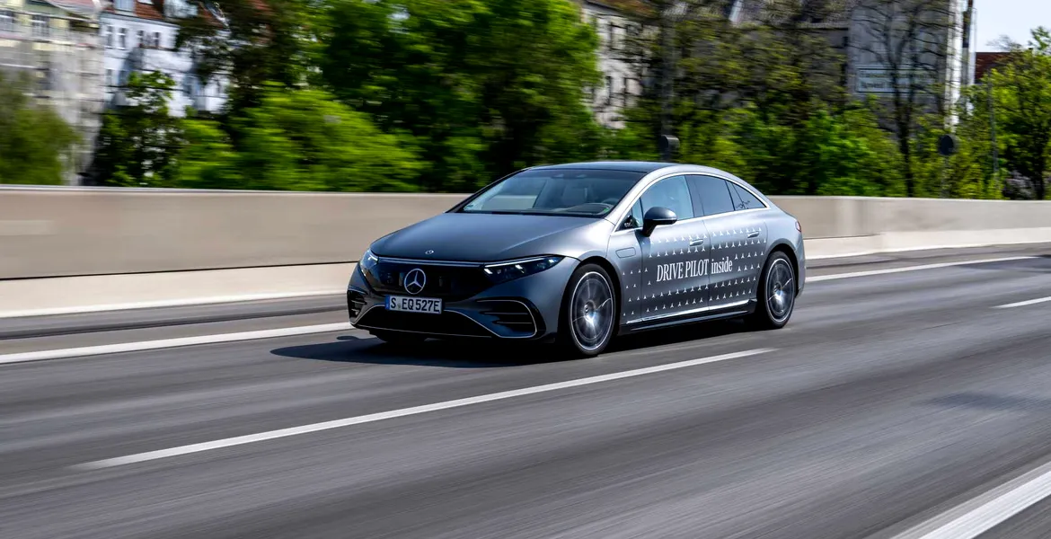 Noile modele Mercedes-Benz se pot conduce singure cu viteze de până la 95 km/h