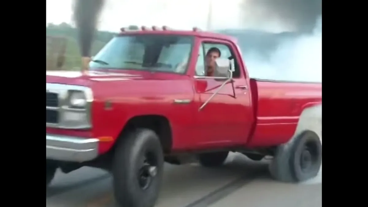 Cel mai poluant redneck din lume? Probabil... VIDEO