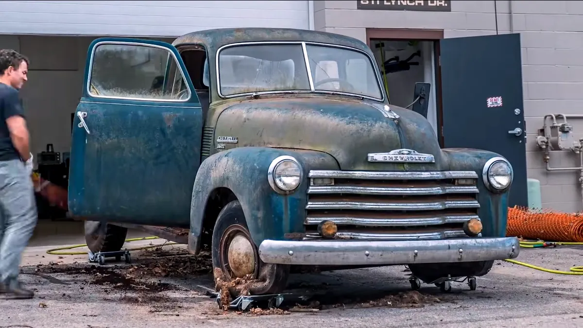 Time Lapse: Cum se reconstruiește un motor Chevrolet cu șase cilindri în linie