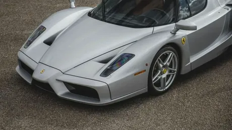 Ocazie unică: un Ferrari Enzo cu doar 227 de kilometri la bord a fost scos la licitație