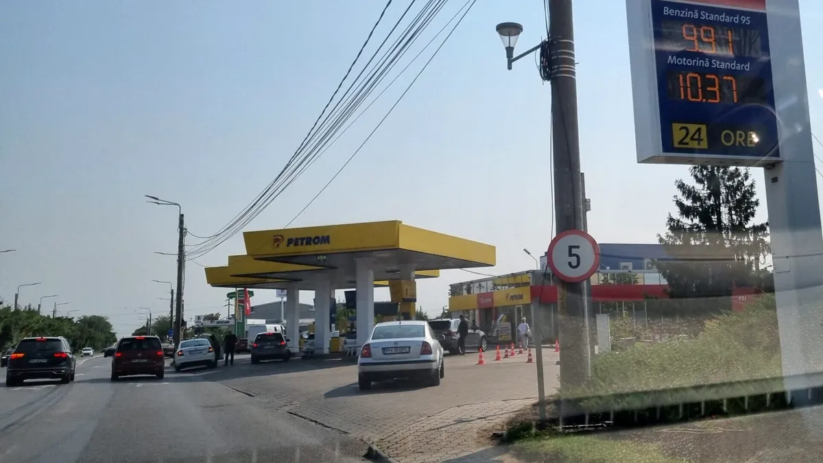 Petrolul depășește 107 dolari pe baril după închiderea conductei care ocolește Strâmtoarea Ormuz. Benzina, la 2 bani de pragul de 10 lei/litru