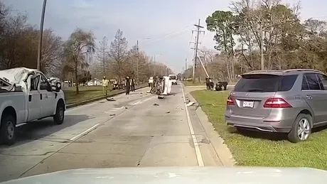 Accident spectaculos după ce o mașină a urcat în viteză pe o platformă - VIDEO