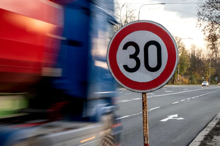 Administratorul drumului poate impune o limita de viteza de 30 km/h, chiar dacă limita generală este de 50 km/h (Sursa foto: elements.envato.com)