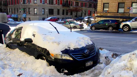 Zăpada de pe acoperiș ți-a avariat mașina? Cine plătește pagubele, în 2026, conform legii