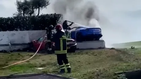 Două mașini Ferrari au fost distruse într-un accident. Una dintre cele două mașini a luat foc - VIDEO