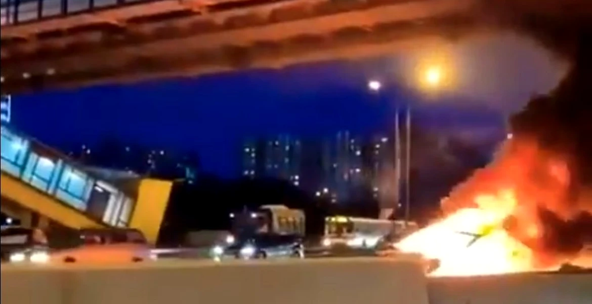 Momentul în care o Tesla Model 3 a luat foc la Moscova. Explozia a fost surprinsă de camere – VIDEO