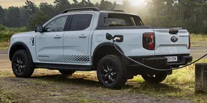 Noul Ford Ranger îți permite să alimentezi diferite unelte direct de la bateria sistemului hibrid