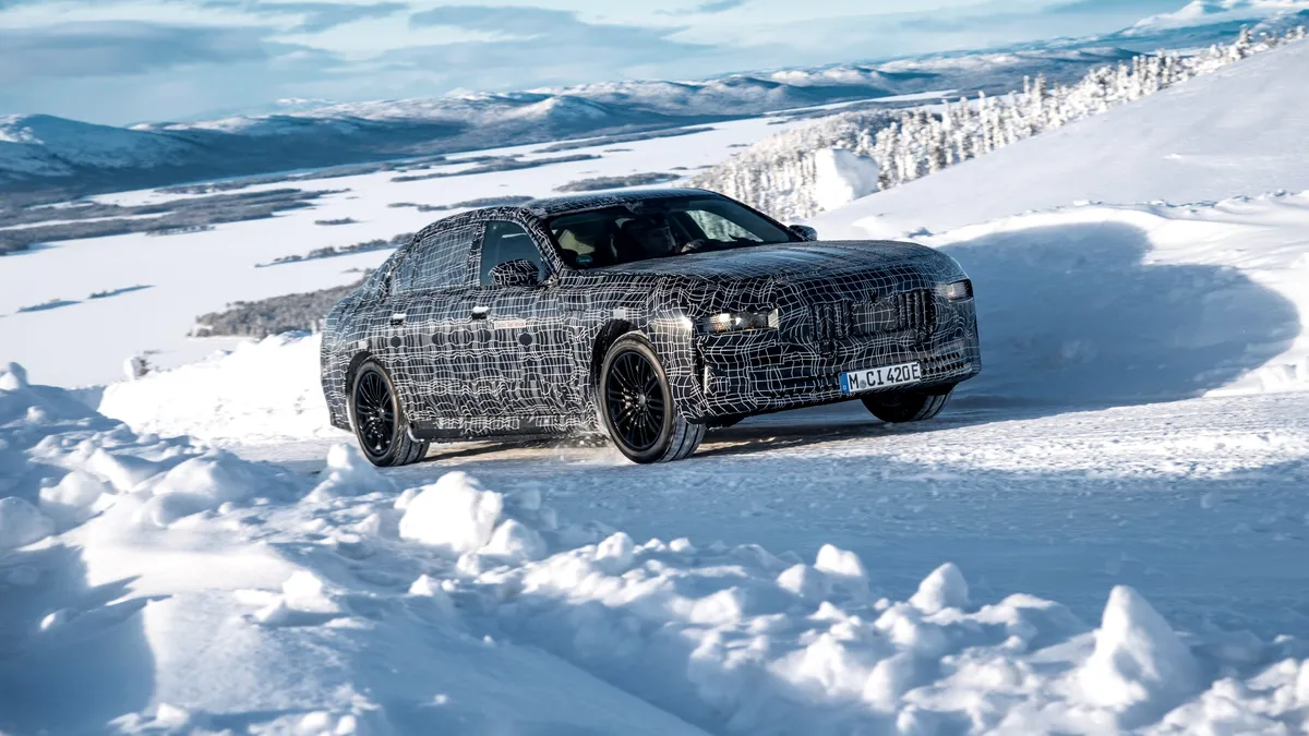 Noul BMW i7 este testat pe gheaţă şi zăpadă la Cercul Polar